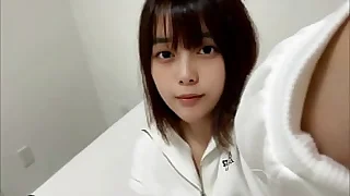 新しく買ったピチピチのジーンズ姿でオナニーしてみました。。恥ずかしいhellip