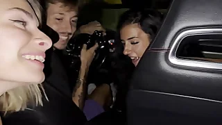 Mentre stavamo tornando a casa dal cinema in macchina con amici ho iniziato a succhiare il cazzo al ragazzo seduto dietro con me