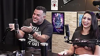 Ele tem fetiche de ser corno mas acha ofensivo de certas formas que se pronuncia  Paloma e Andreacute RAINHA HOTWIFE