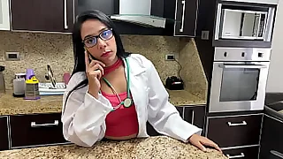 Engantildeando a mi Madrastra Capitulo 9 Le Pedi una Pastilla a Mi Madrastra Doctora sola Para Despues Decirle Que se Equivoco y Tiene que Ayudarme a bajar mi Ereccion de Polla