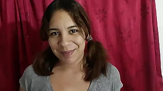 GRABO A MI HERMANASTRA COLEGIALA  UN VIDEO PORNO CASERO CON APENAS 18 ANtildeOS PARA QUE SE META UNA VERGA COLOMBIANA  PORNO EN ESPANOL