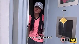 DEBT4k Un uomo muscoloso scopa un giovane adorabile debitore che non ha lavoro