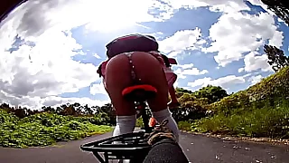 Paseo en bicicleta mostrando las bragas este viejito me queria coger CUMSHOT AL AIRE LIBRE