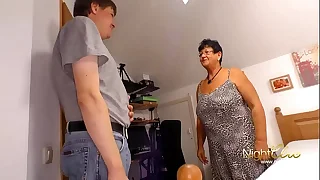 Oma mit klatschnasser fotze