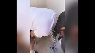 ESTUDIANTE Mexicana CHUPANDO una VERGA en la Escuela y al Final la PONEN de PERRITO y se la COGEN ATRAS de los Salones! Se Rummage sale de Clases para CHUPARLE la Verga a un Amigo a Escondidas! Sexo Real Amateur! SEGUNDA PARTE