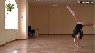 Super flexible Tonya making gymnasts positions before the camera