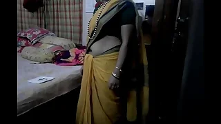 Desi tamil Married aunty exposing omphalos in saree yon audio