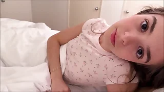 Compartiendo la cama con la pequeña hermanastra