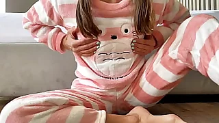 homemade asian teen 18yo masturbate small bosom and pussy and big squirt orgasm